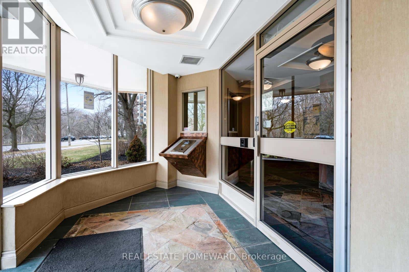 1002 - 4 PARK VISTA — Toronto (O'Connor-Parkview), Ontario - Photo 4 of 29