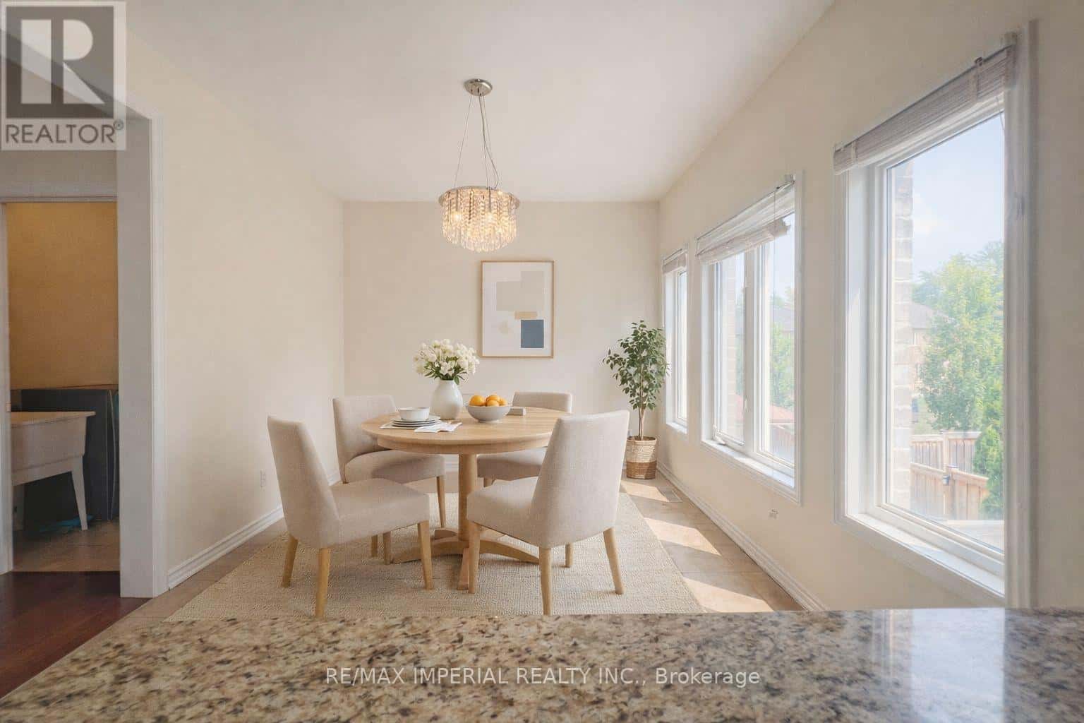 155 ART WEST AVENUE — Newmarket (Woodland Hill), Ontario - Photo 3 of 15