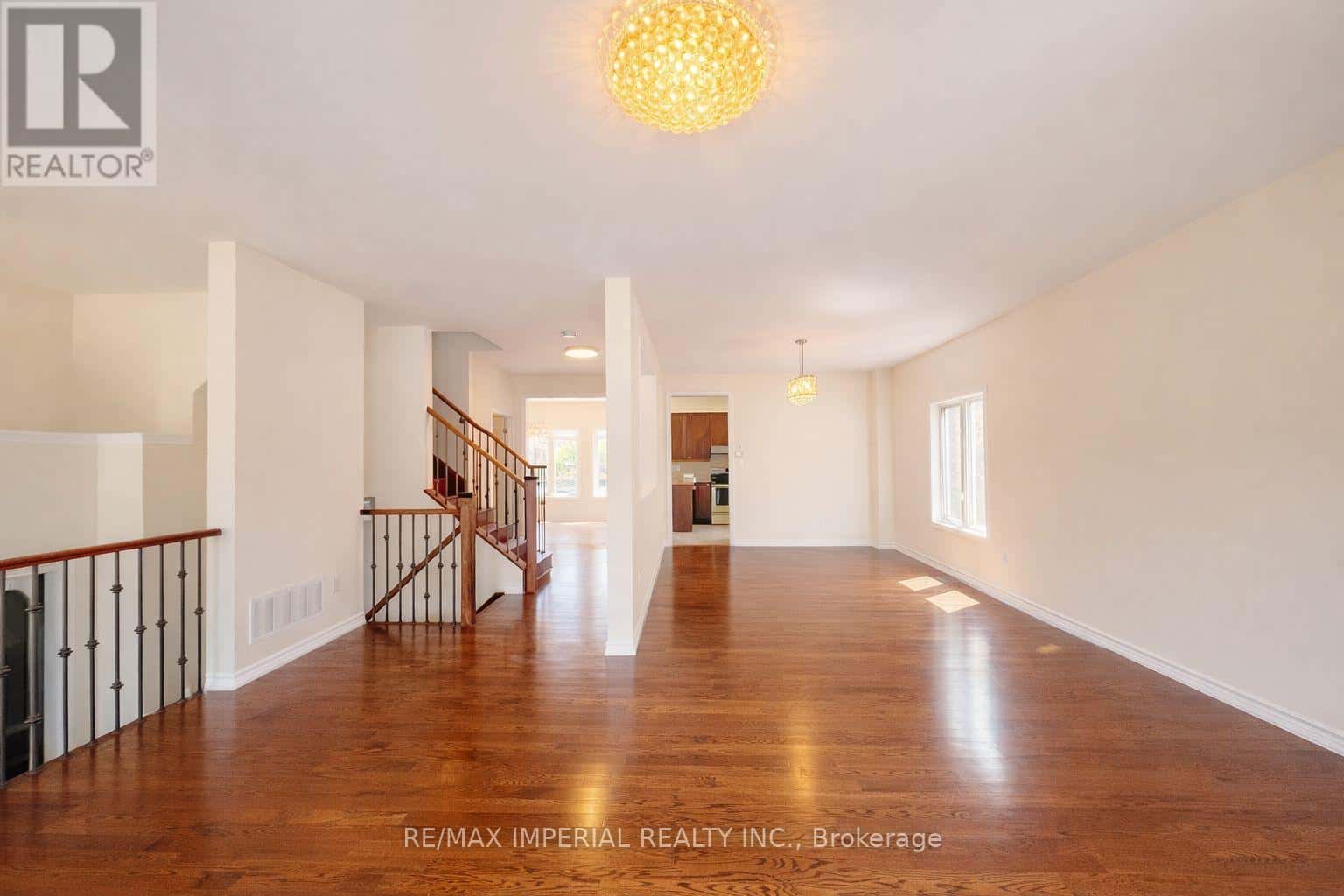 155 ART WEST AVENUE — Newmarket (Woodland Hill), Ontario - Photo 4 of 15