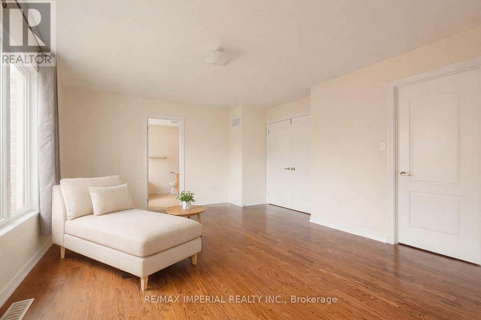 155 ART WEST AVENUE — Newmarket (Woodland Hill), Ontario - Photo 5 of 15