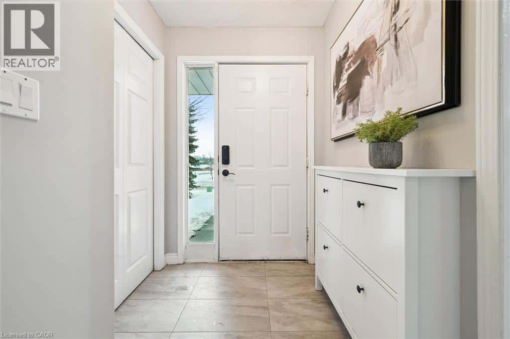 4 NORTHMANOR Crescent — Kitchener, Ontario - Photo 3 of 34