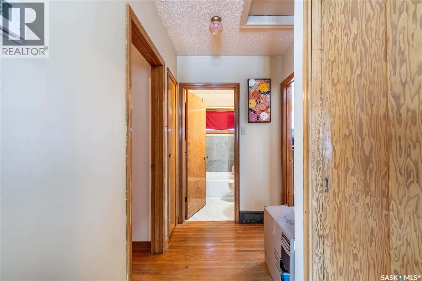 836 Keith STREET — Moose Jaw - Photo 2 of 36