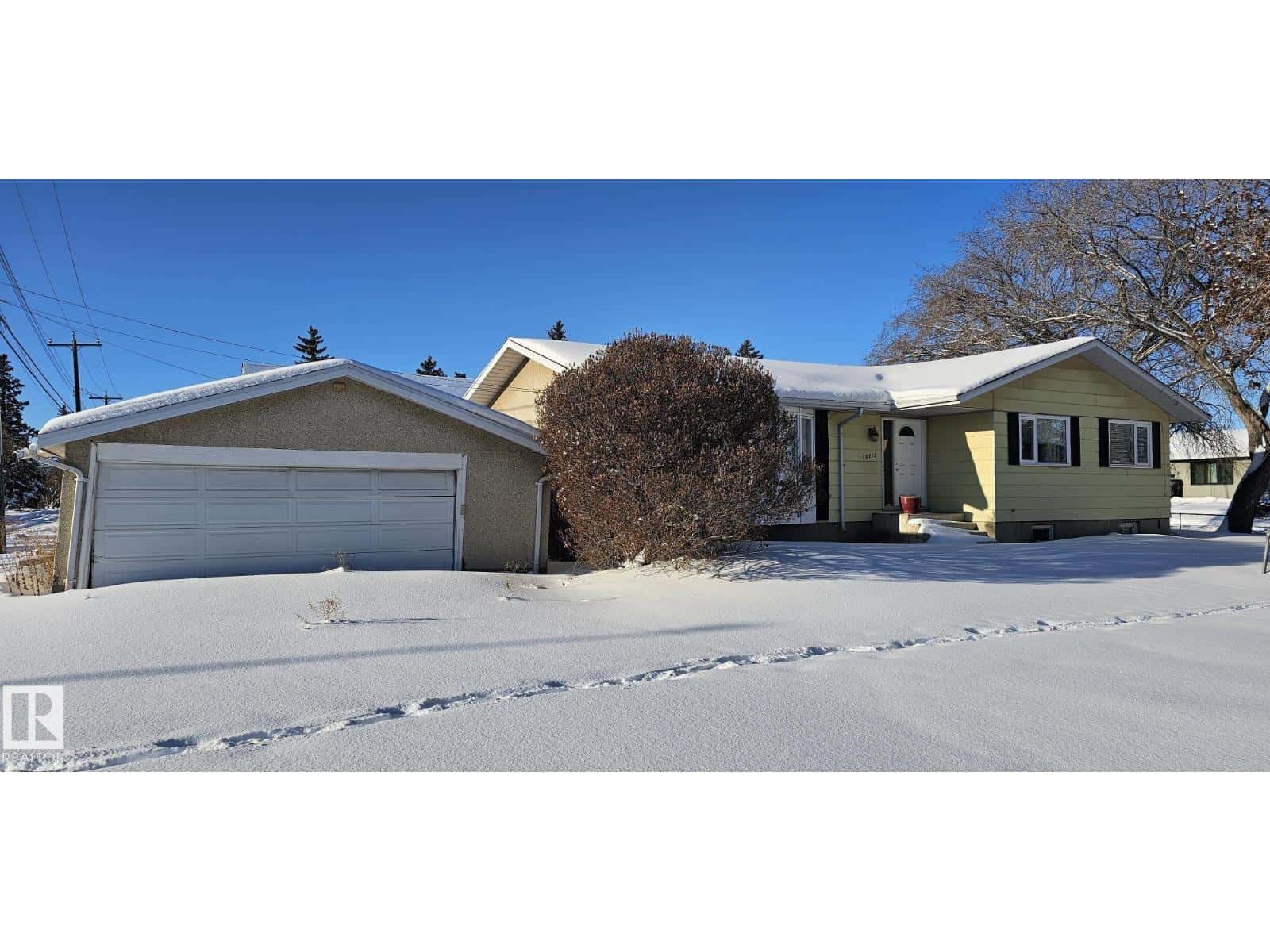 10712 159 ST NW — Edmonton, Alberta - Photo 2 of 36