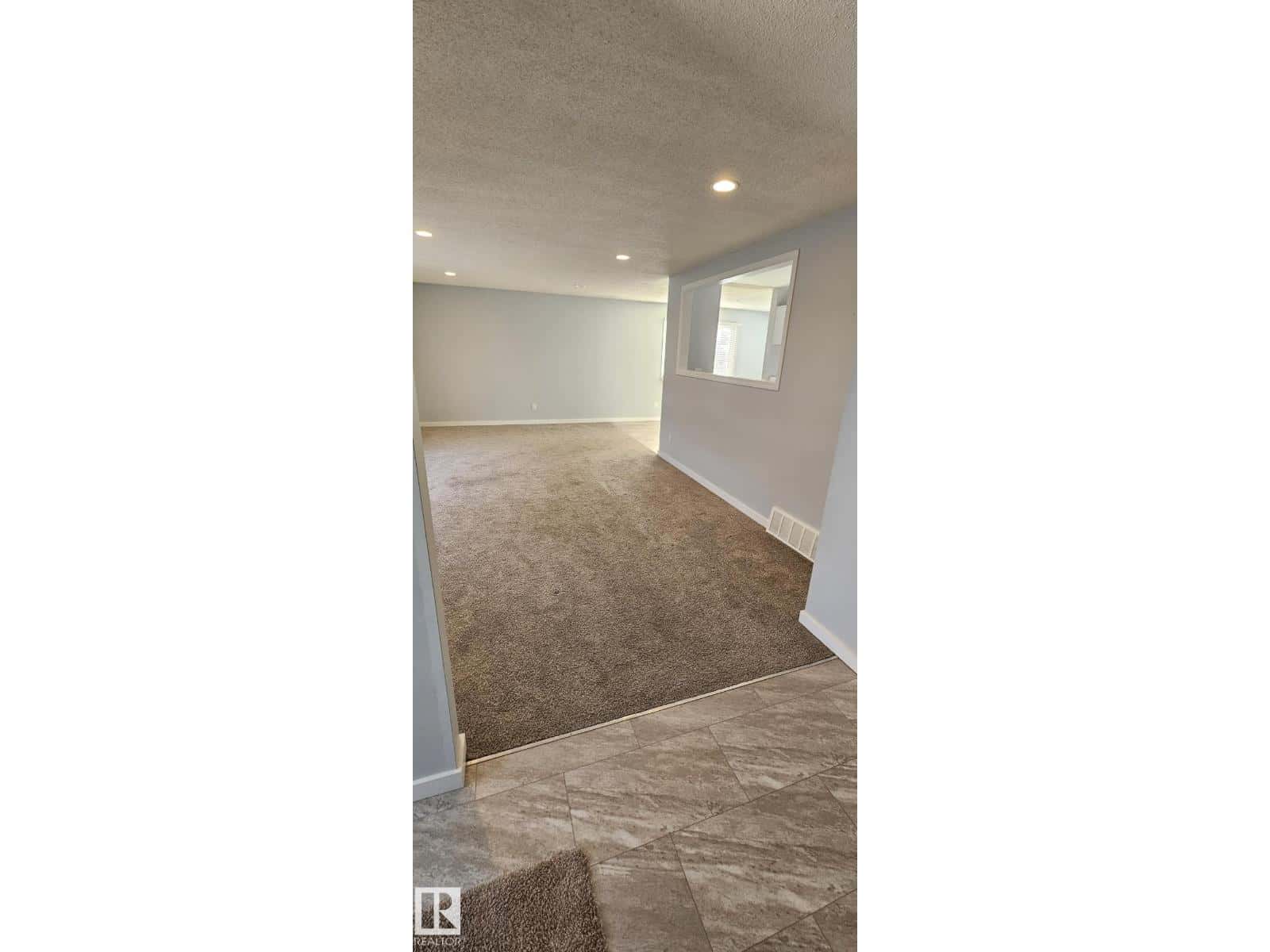 10712 159 ST NW — Edmonton, Alberta - Photo 4 of 36