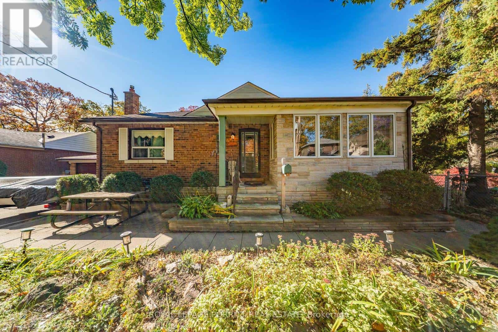 1 AINTREE COURT — Toronto (Alderwood), Ontario - Photo 3 of 33