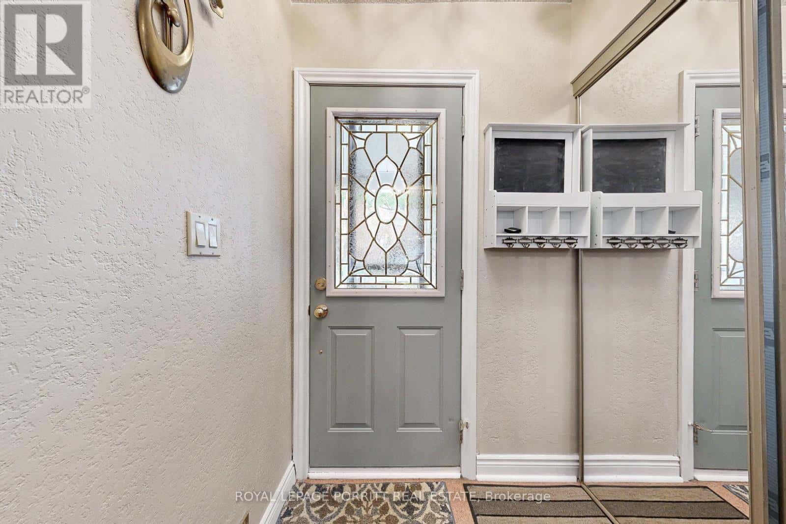 1 AINTREE COURT — Toronto (Alderwood), Ontario - Photo 4 of 33