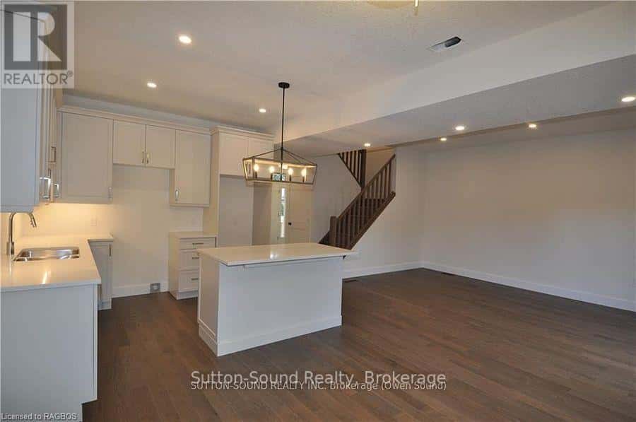 642 8TH STREET W — Owen Sound, Ontario - Photo 4 of 21