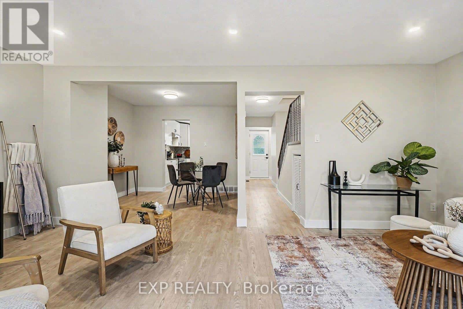 61 - 2336 ORIENT PARK DRIVE — Ottawa, Ontario - Photo 4 of 31