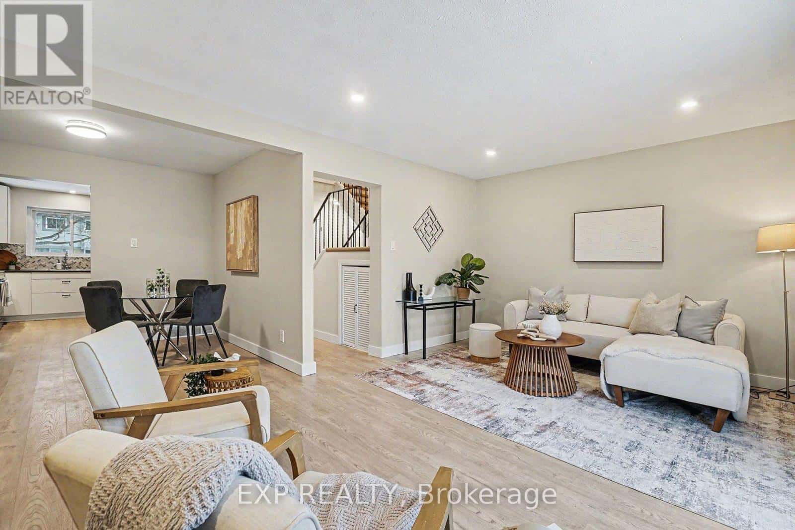 61 - 2336 ORIENT PARK DRIVE — Ottawa, Ontario - Photo 5 of 31