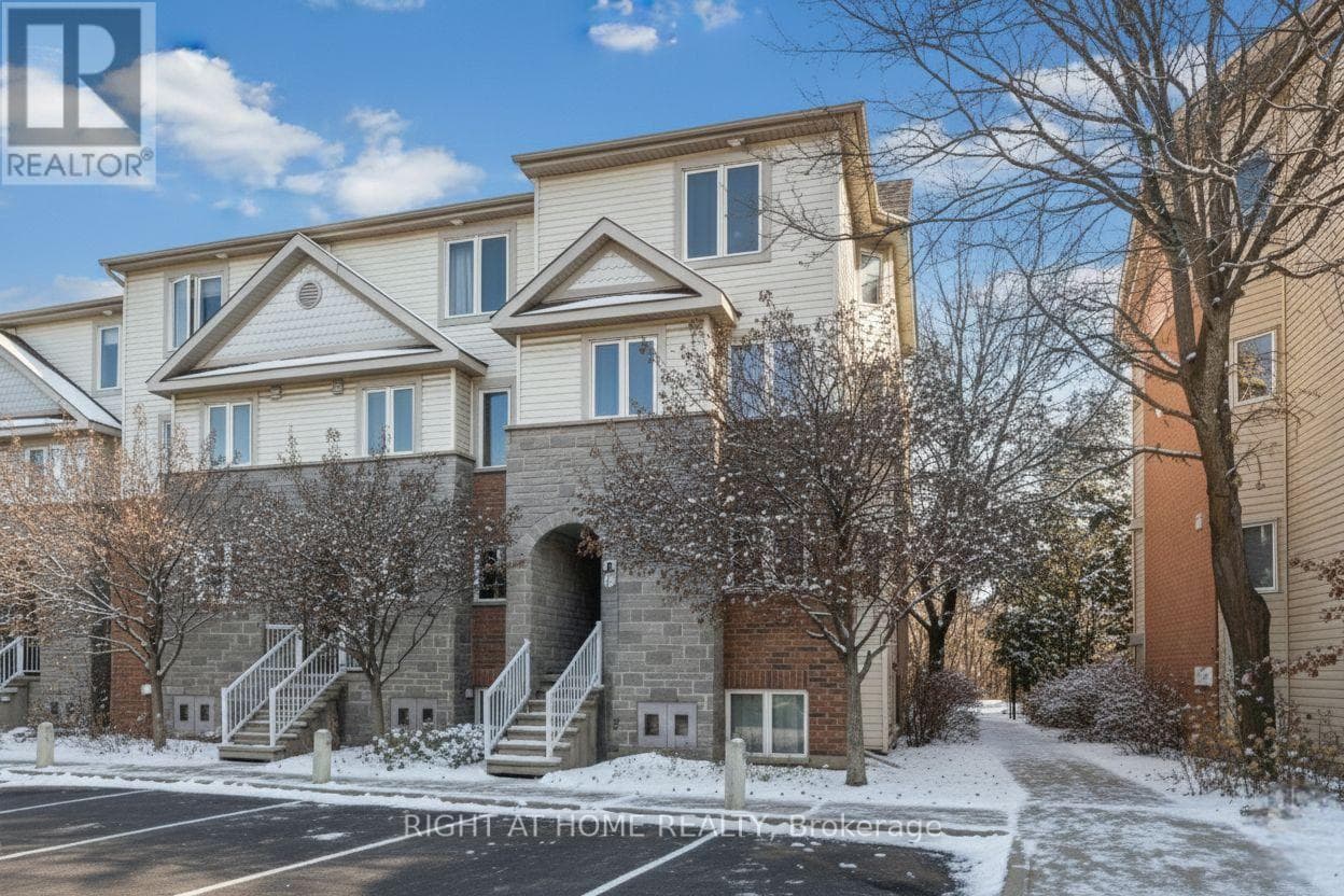 67 STRATHAVEN PRIVATE — Ottawa, Ontario - Main photo