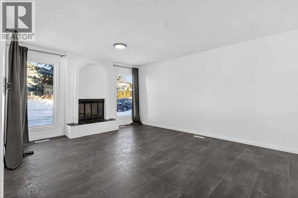 33 Sunhurst Crescent SE — Calgary, Alberta - Photo 3 of 36