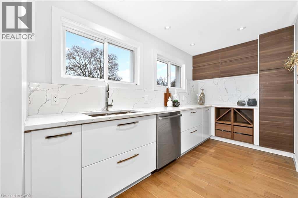 15 SWAN Drive — St. Catharines, Ontario - Photo 4 of 31