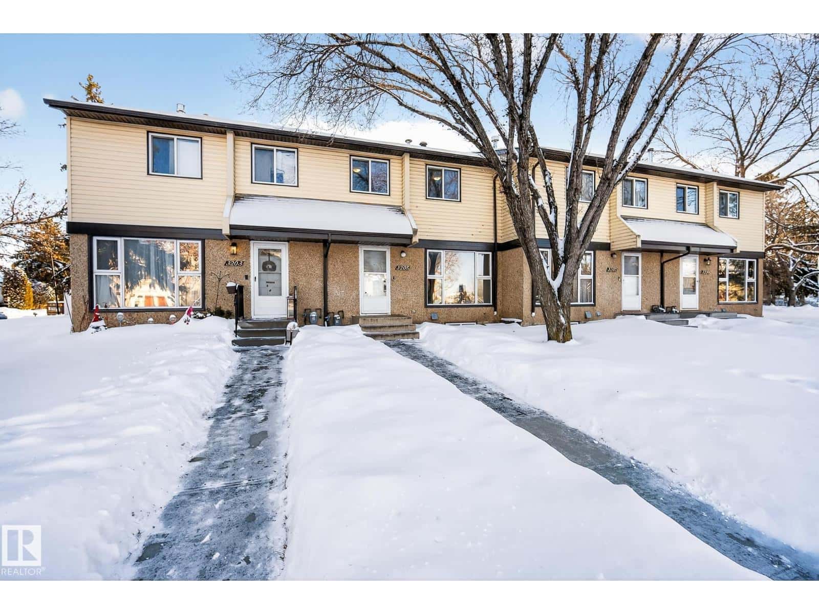 3205 142 AV NW — Edmonton, Alberta - Photo 2 of 39