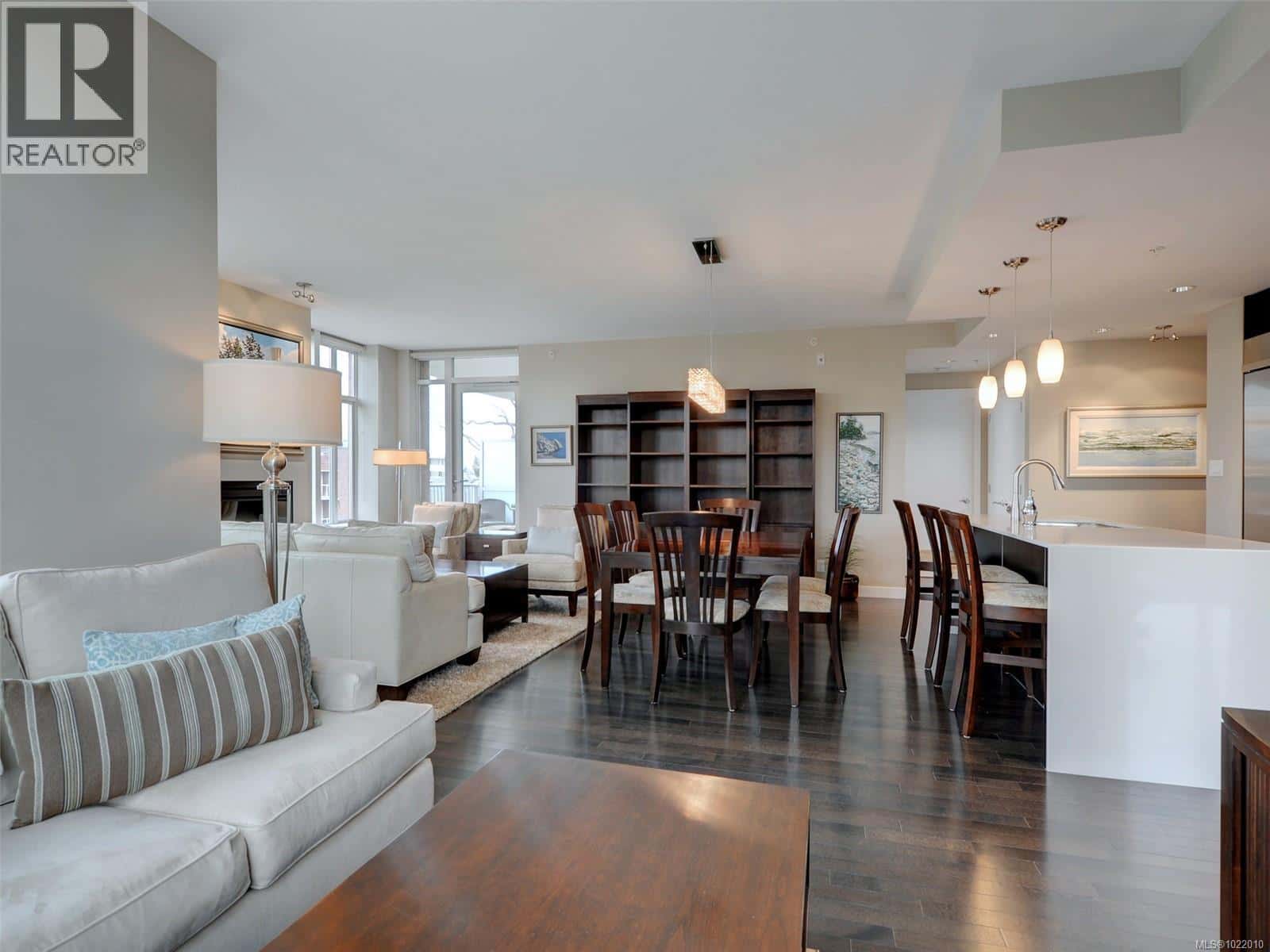 311 999 Burdett Ave — Victoria, British Columbia - Photo 5 of 26