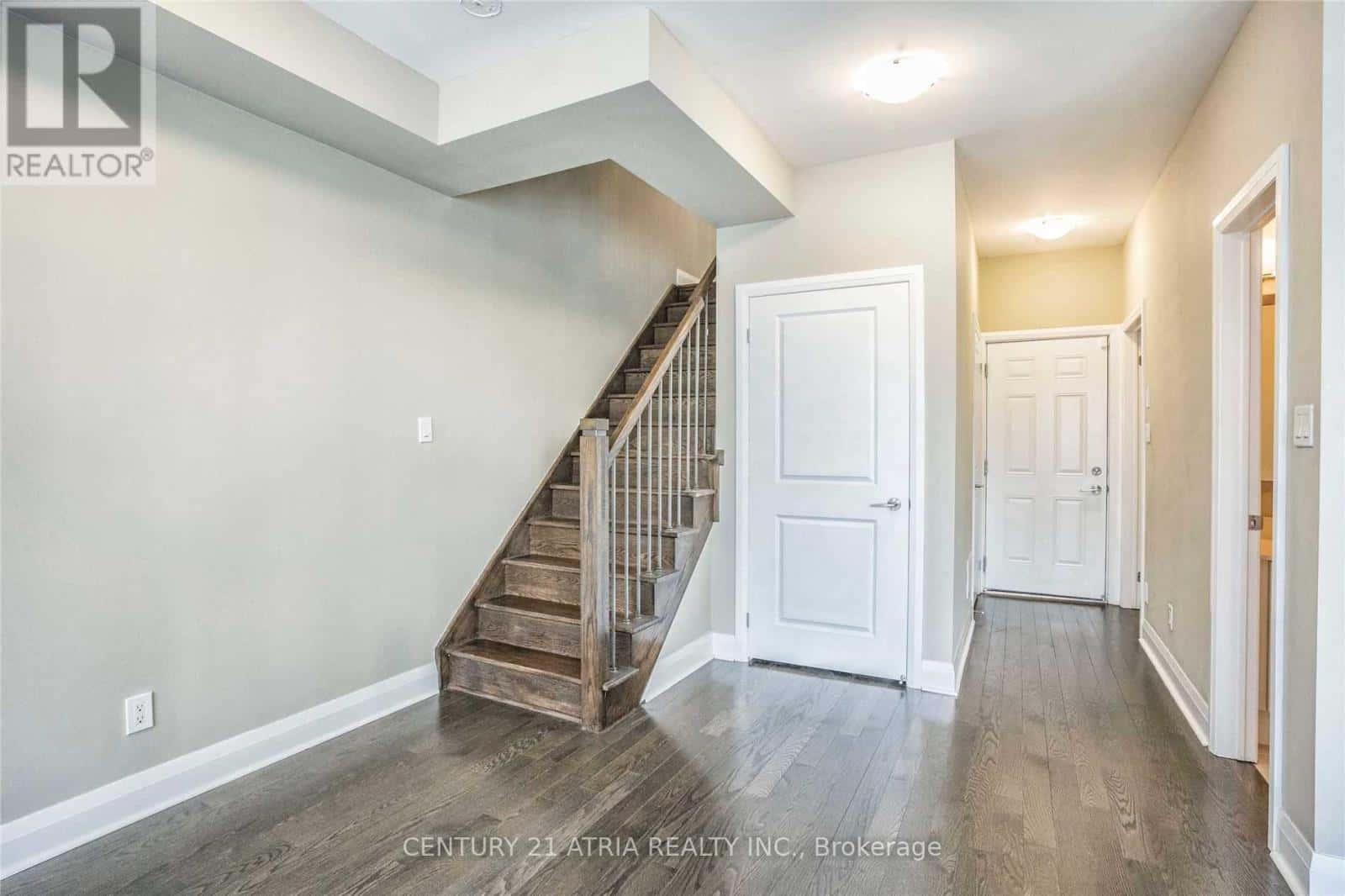 6 - 110 LITTLE CREEK ROAD — Mississauga (Hurontario), Ontario - Photo 2 of 34