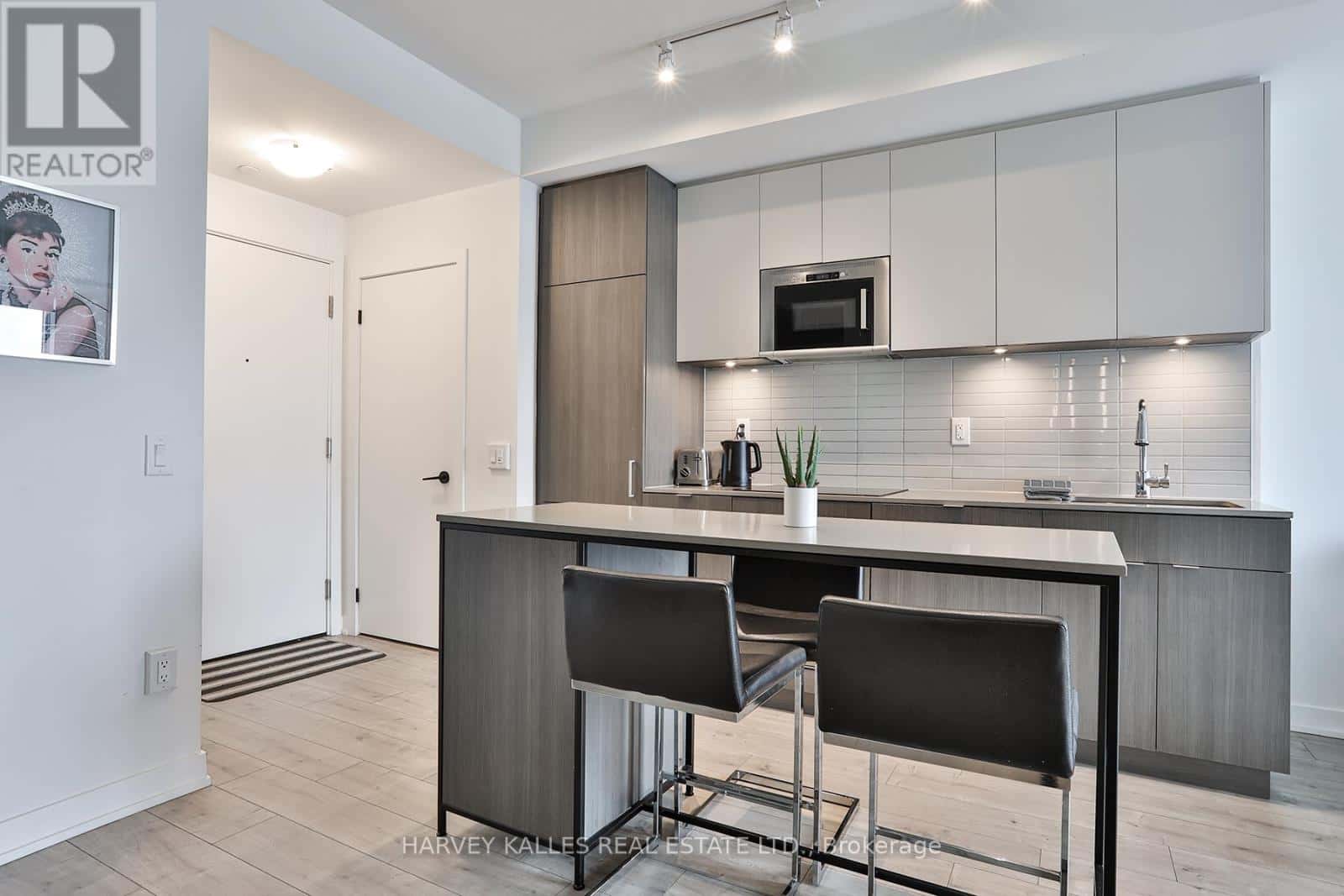 338 - 215 LAKESHORE ROAD W — Mississauga (Port Credit), Ontario - Photo 2 of 29