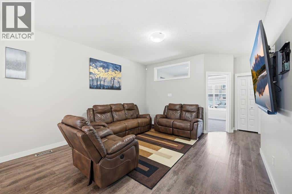 4 Cornergate Place NE — Calgary, Alberta - Photo 5 of 50