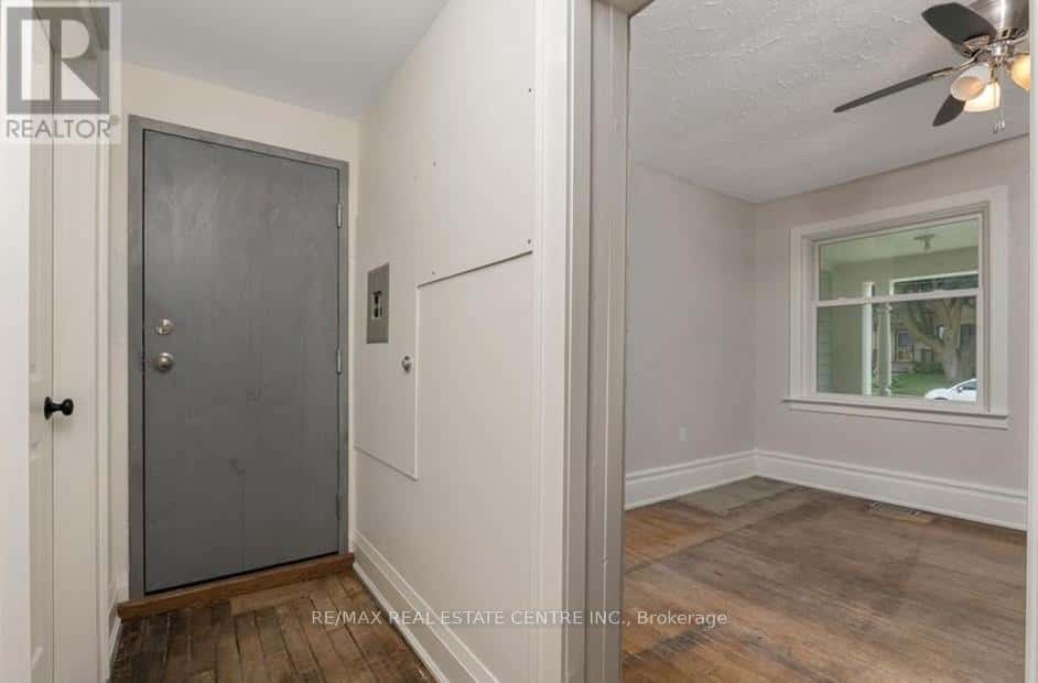 14 YOUNG STREET W — Waterloo, Ontario - Photo 3 of 41