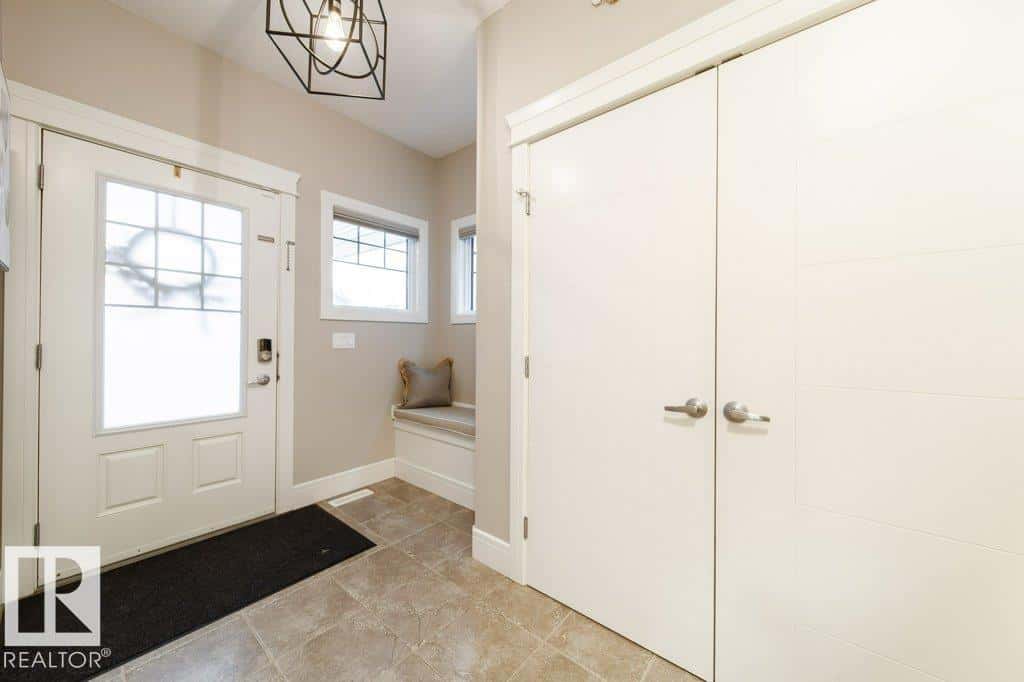 4374 CRABAPPLE CR SW — Edmonton, Alberta - Photo 5 of 47