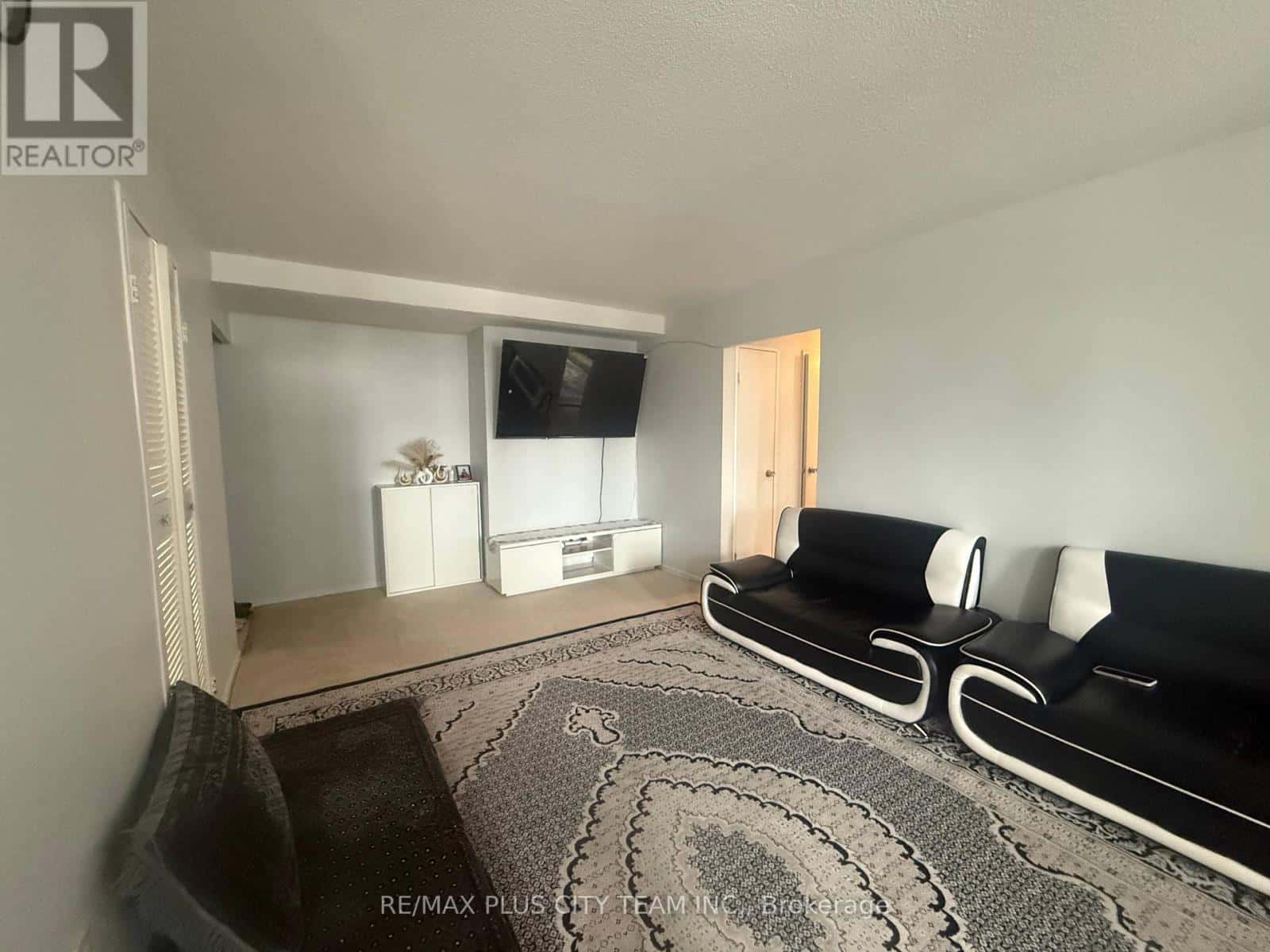 Toronto (Flemingdon Park) — Toronto (Flemingdon Park) - Photo 4 of 21