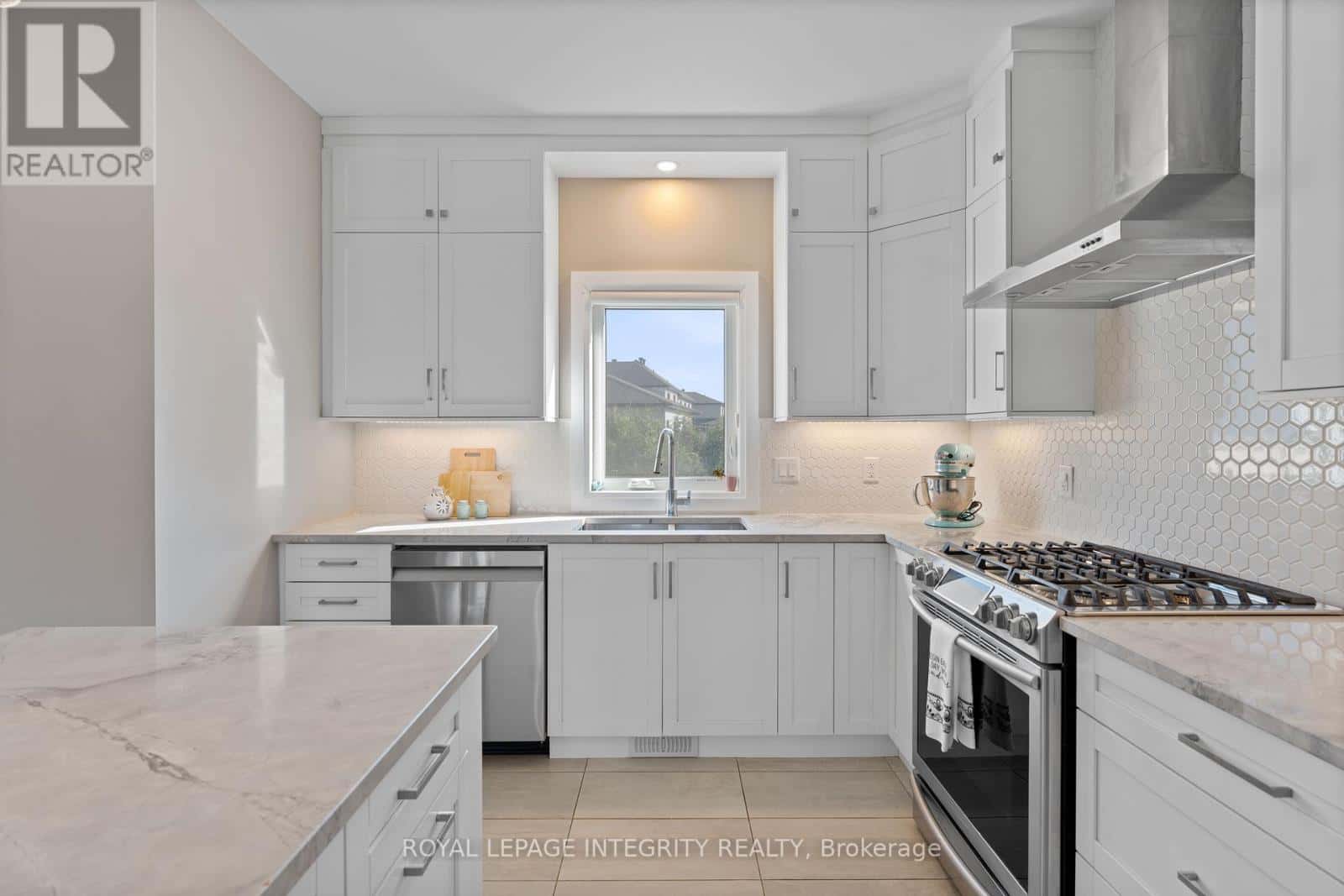 156 LYON STREET — Russell, Ontario - Photo 4 of 35