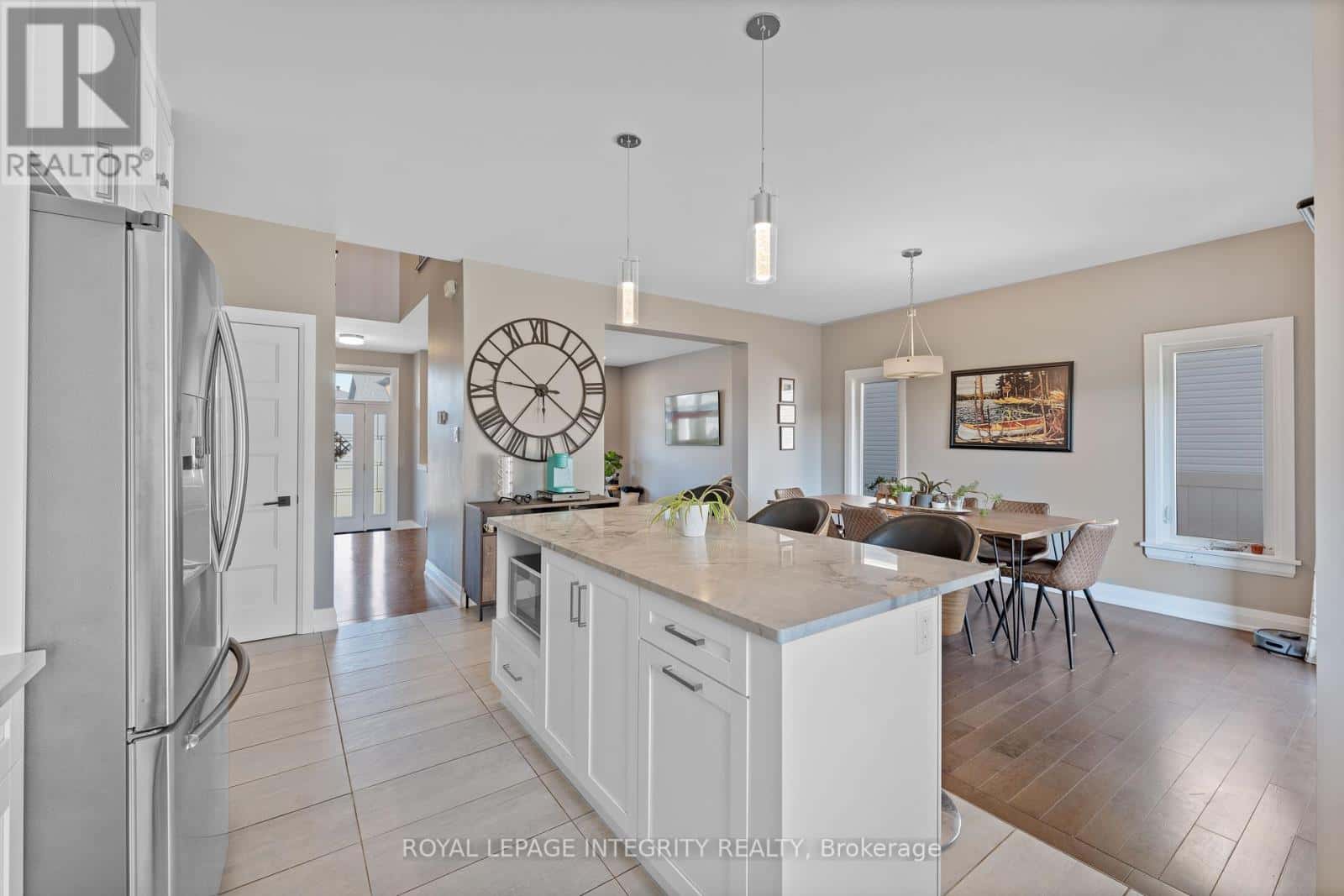 156 LYON STREET — Russell, Ontario - Photo 5 of 35