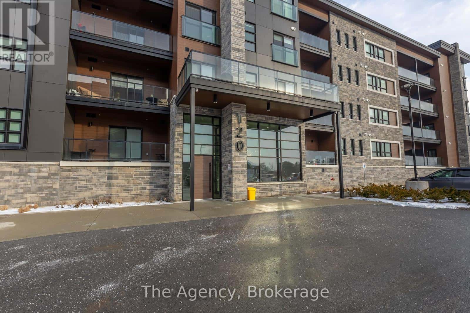 300 - 120 SUMMERSIDES BOULEVARD — Pelham (Fonthill), Ontario - Photo 2 of 26