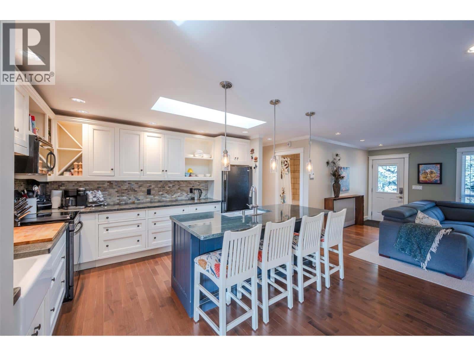 5545 Sawmill Road — Oliver, British Columbia - Photo 4 of 50