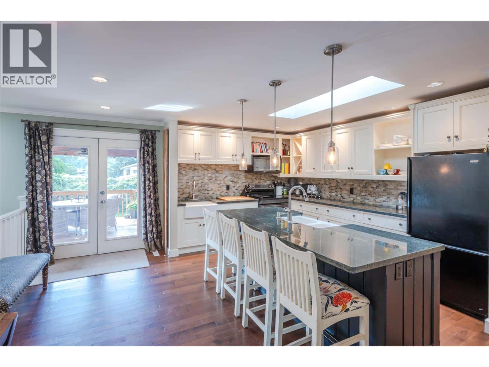 5545 Sawmill Road — Oliver, British Columbia - Photo 2 of 50