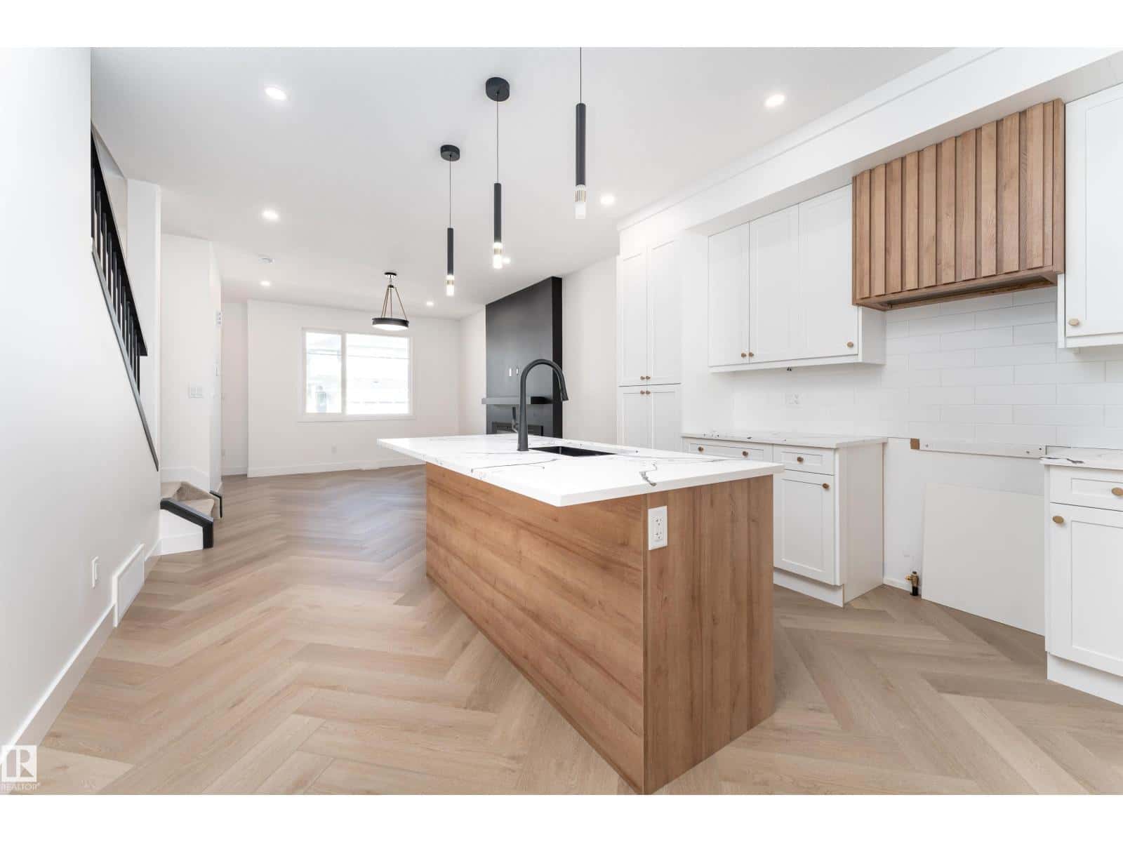 3127 Magpie WY NW — Edmonton, Alberta - Photo 2 of 49