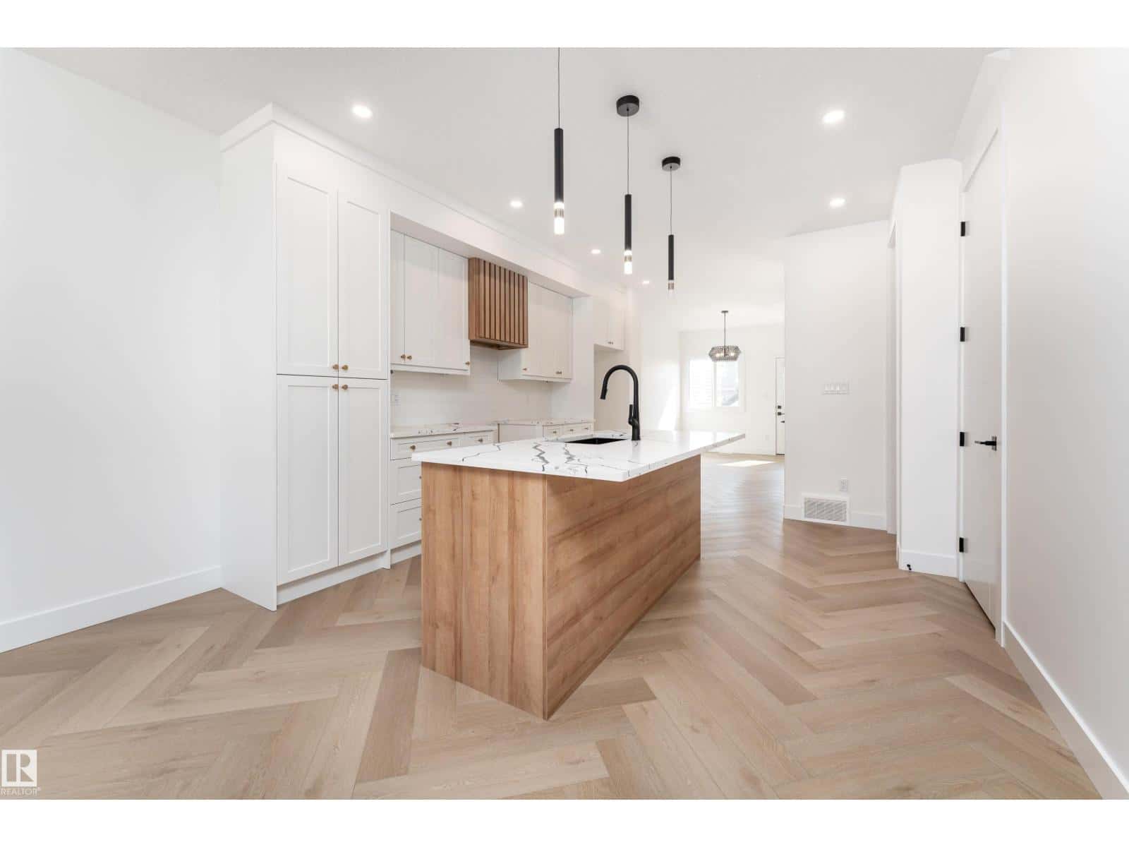 3127 Magpie WY NW — Edmonton, Alberta - Photo 3 of 49