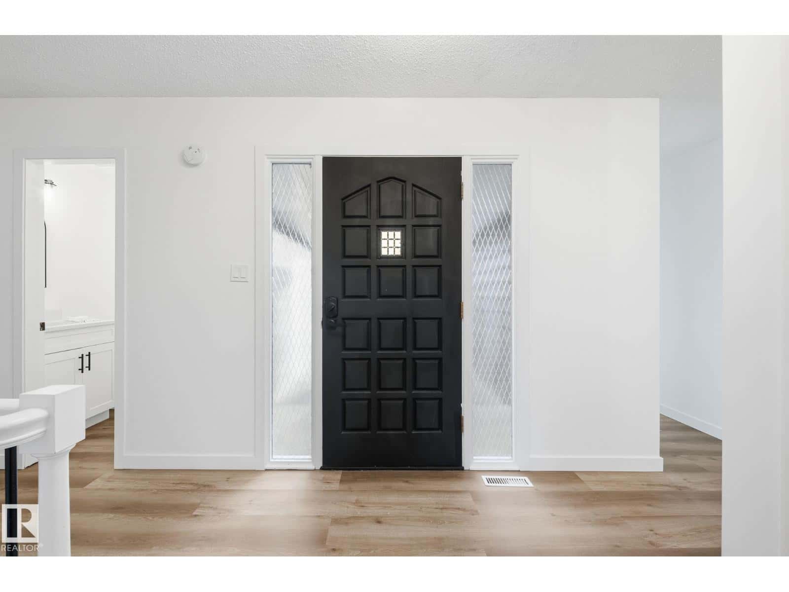 2722 104A ST NW — Edmonton, Alberta - Photo 3 of 53