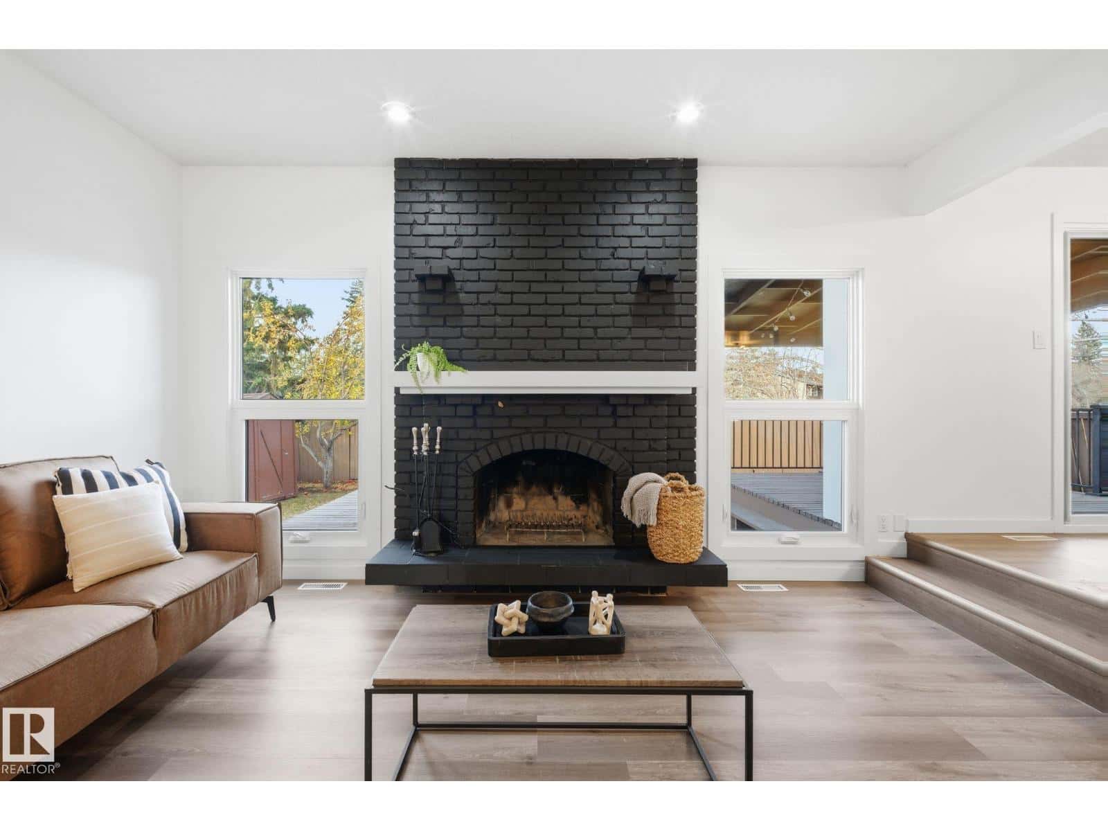 2722 104A ST NW — Edmonton, Alberta - Photo 5 of 53