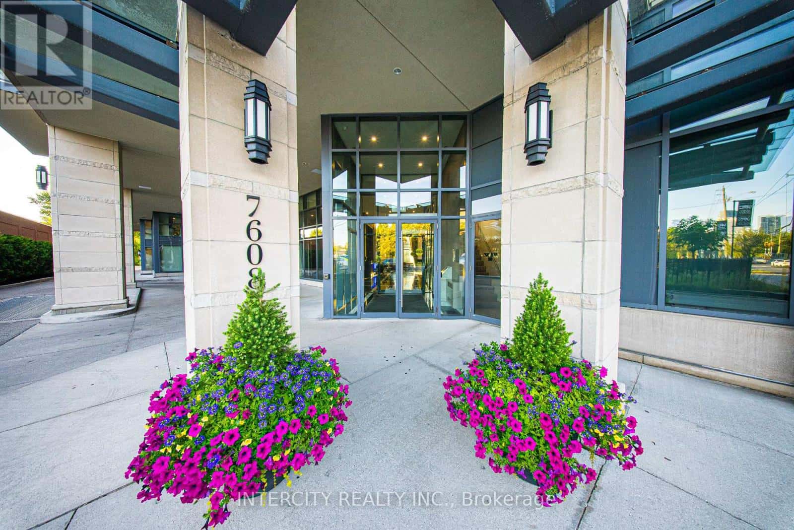 PH15 - 7608 YONGE STREET — Vaughan (Crestwood-Springfarm-Yorkhill), Ontario - Photo 2 of 46