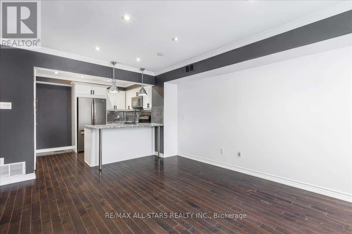 47 - 115 MAIN STREET S — Newmarket (Central Newmarket), Ontario - Photo 3 of 39