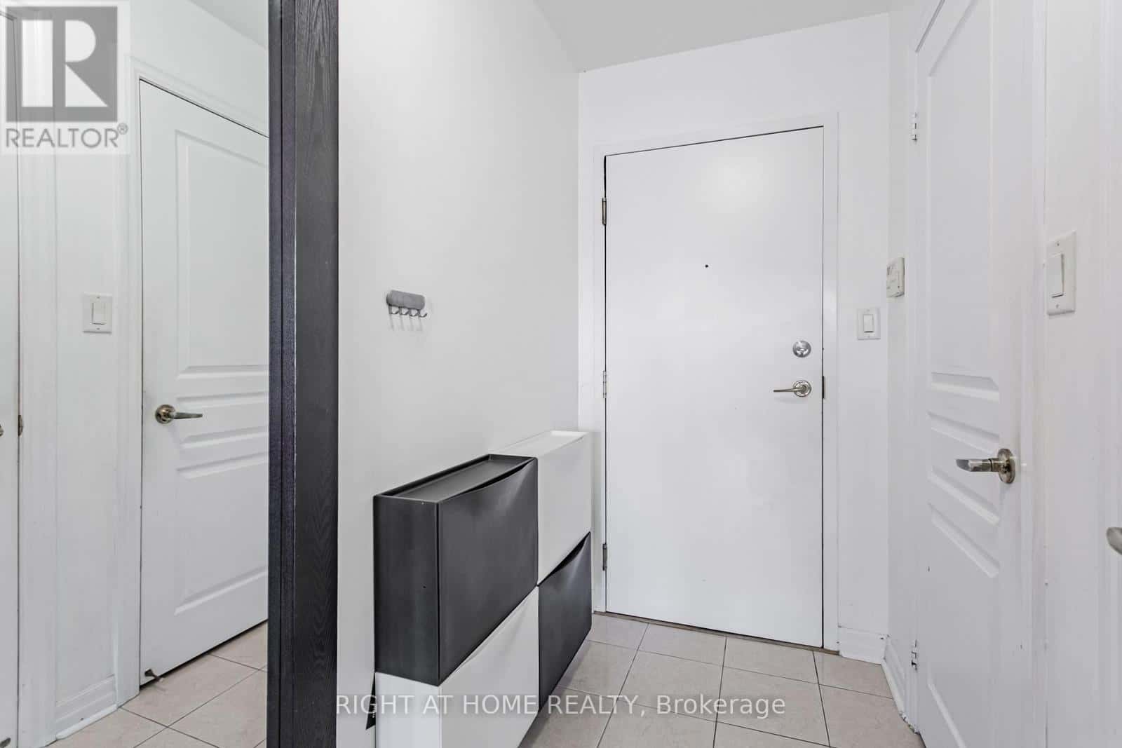 405 - 70 PORT STREET E — Mississauga (Port Credit), Ontario - Photo 4 of 28