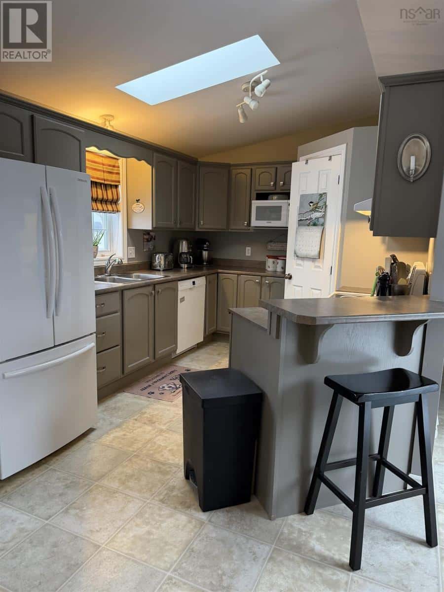 2 South Hill Drive — Antigonish, Nova Scotia - Photo 4 of 33