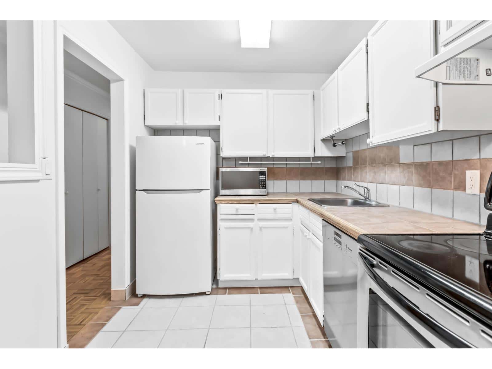 107 1555 FIR STREET — White Rock, British Columbia - Photo 4 of 24