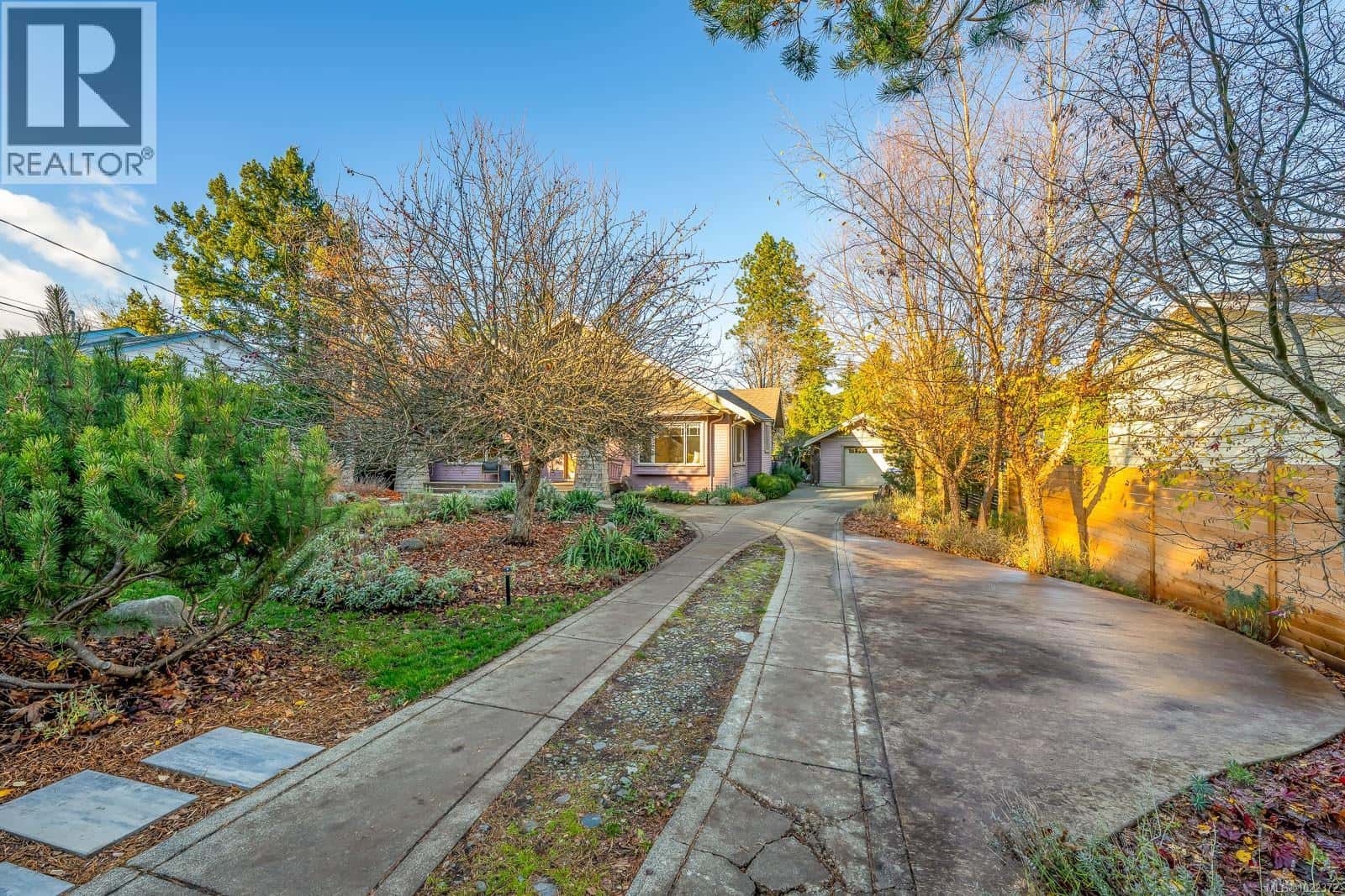 1610 Dogwood Ave — Comox, British Columbia - Photo 5 of 65