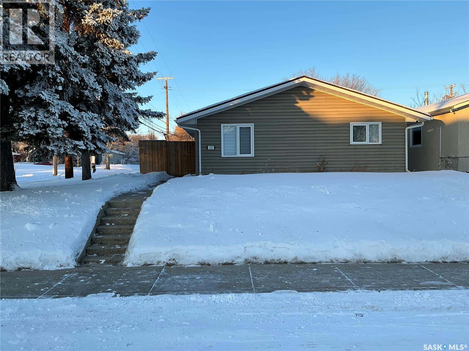 137 X AVENUE S — Saskatoon, Saskatchewan - Photo 2 of 23