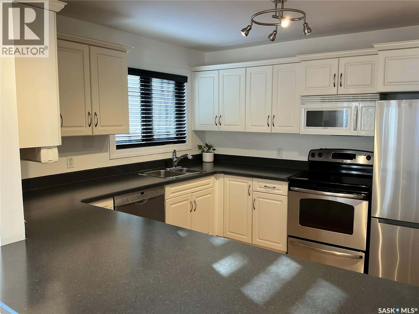 137 X AVENUE S — Saskatoon, Saskatchewan - Photo 4 of 23