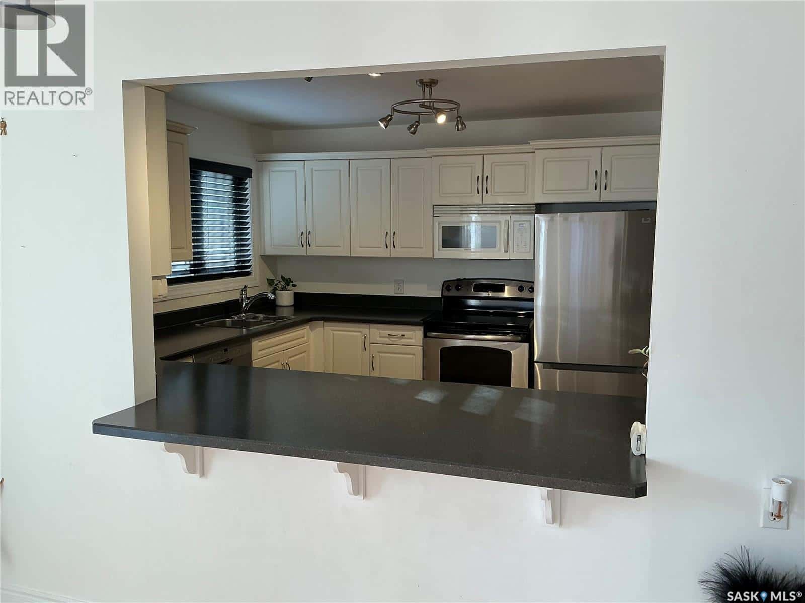 137 X AVENUE S — Saskatoon, Saskatchewan - Photo 5 of 23