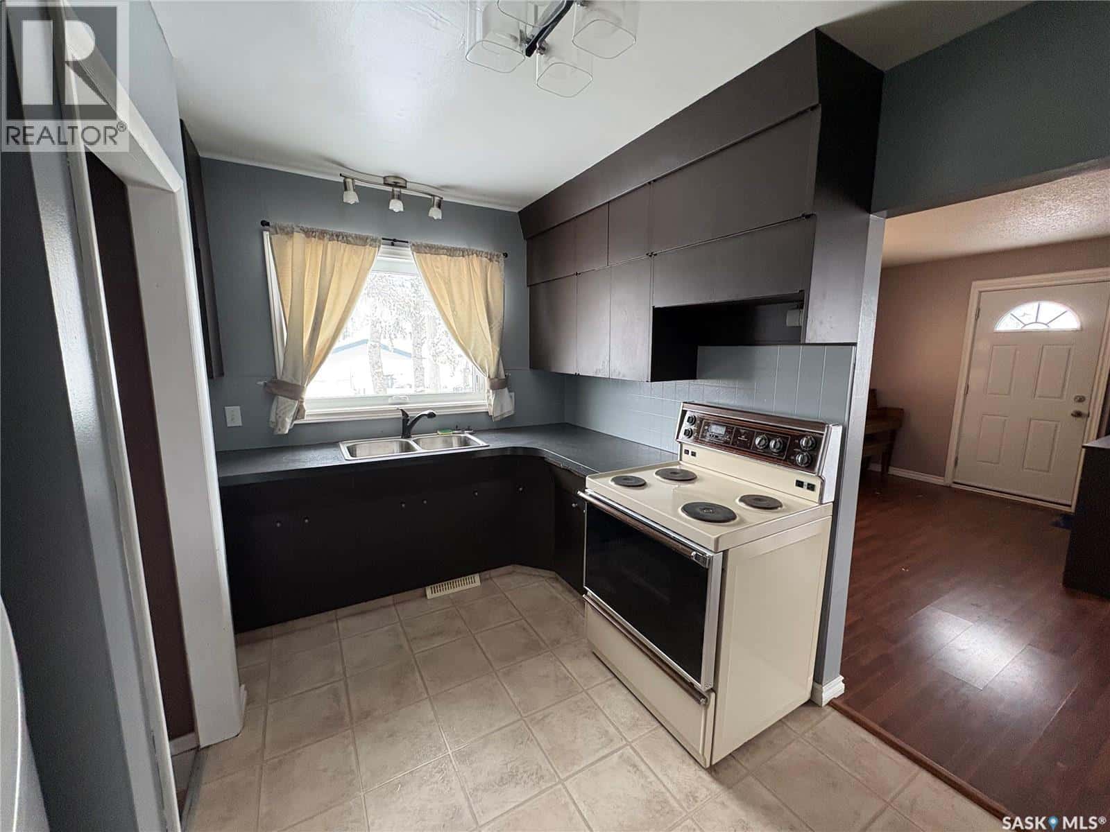 222 1st STREET NE — Wadena, Saskatchewan - Photo 2 of 22