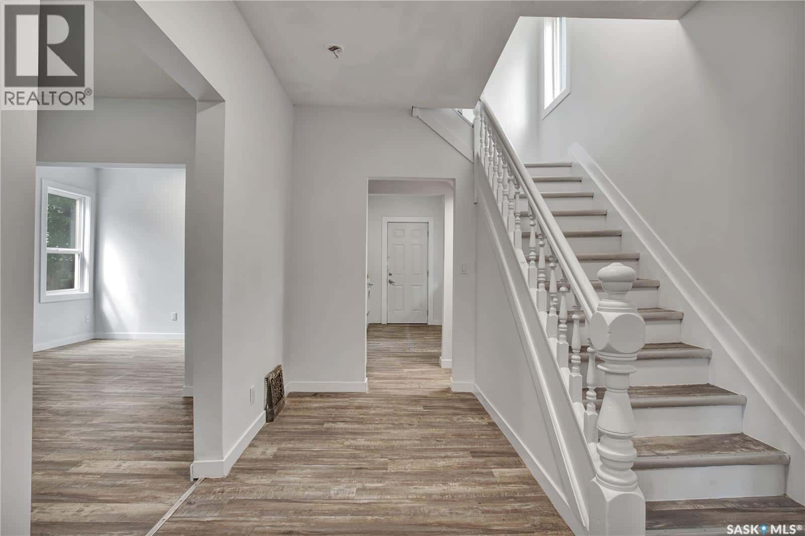 221 N AVENUE S — Saskatoon, Saskatchewan - Photo 4 of 28