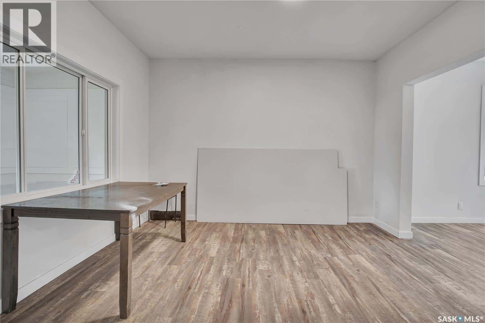 221 N AVENUE S — Saskatoon, Saskatchewan - Photo 5 of 28