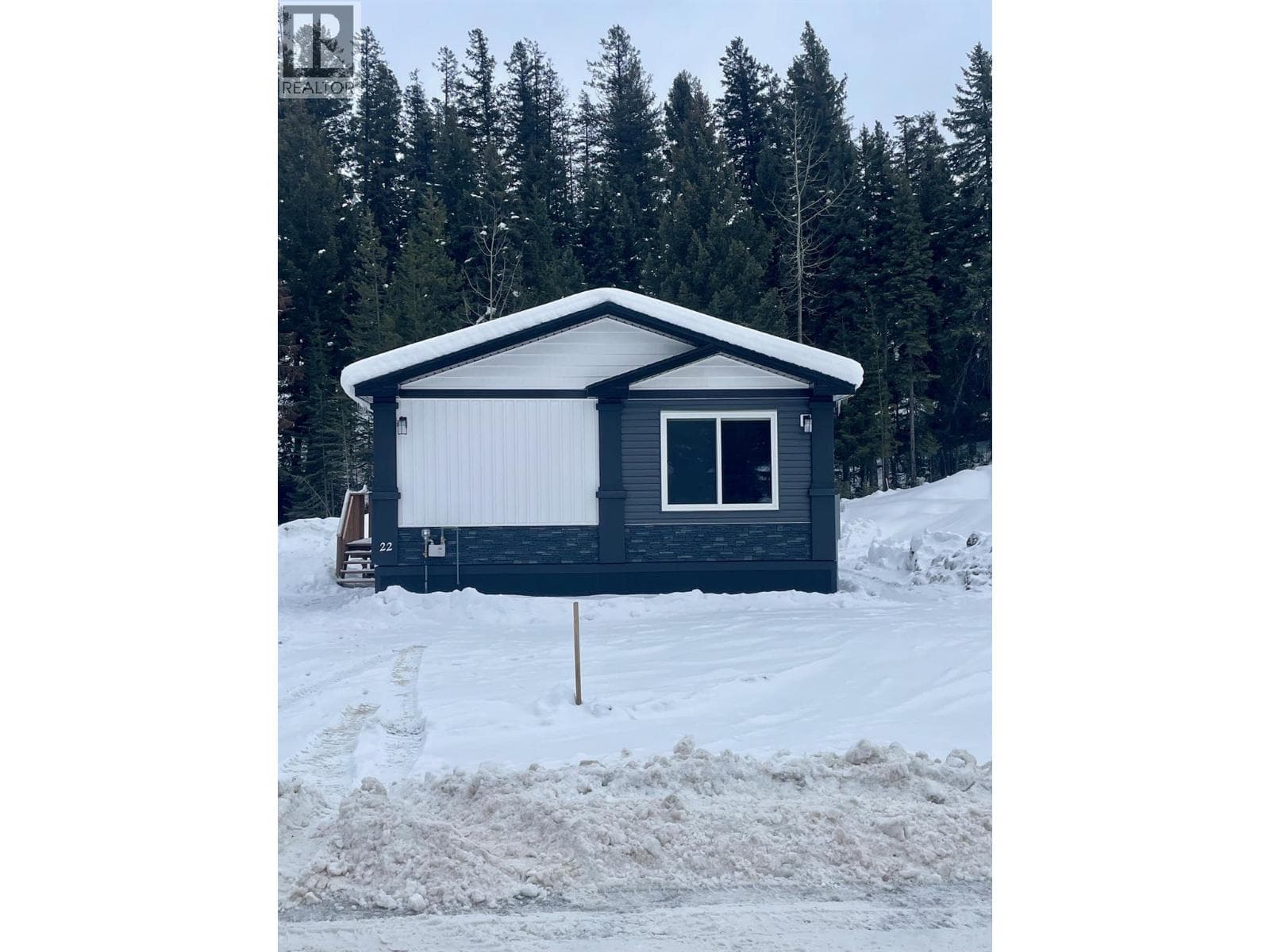22 Cherokee Drive — Elkford, British Columbia - Main photo
