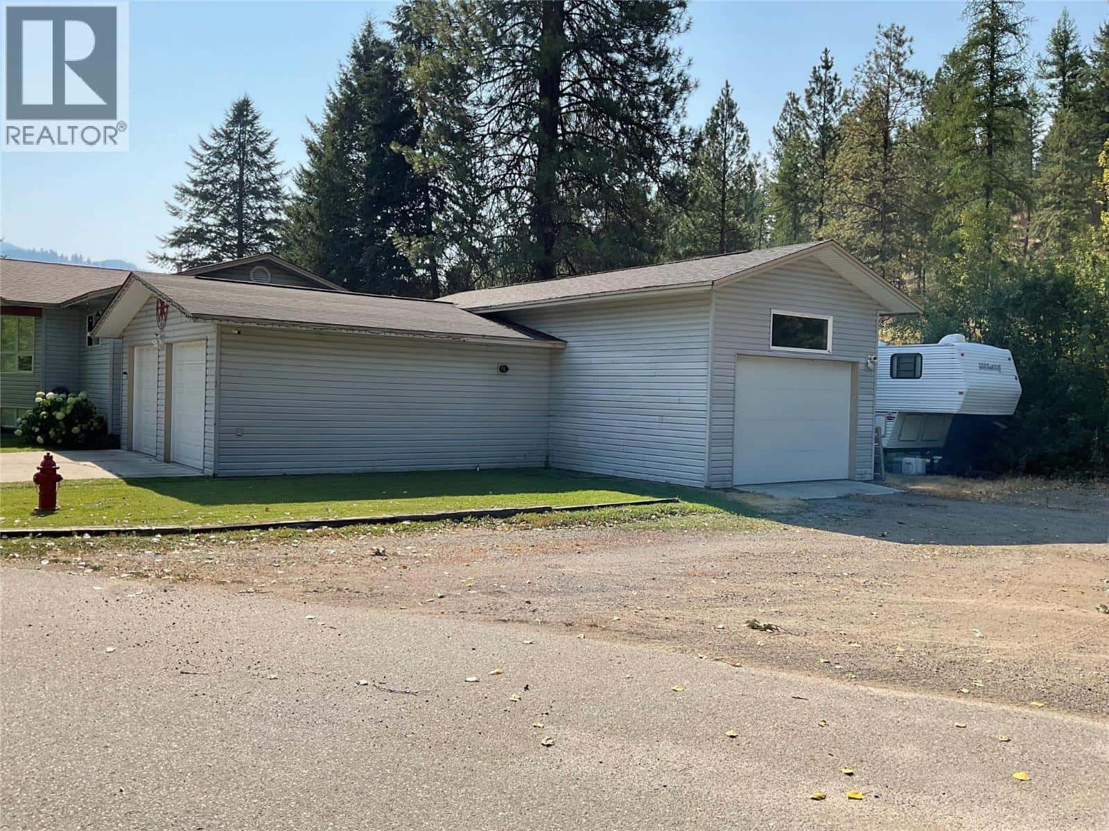 706 Central Avenue — Midway, British Columbia - Photo 3 of 54