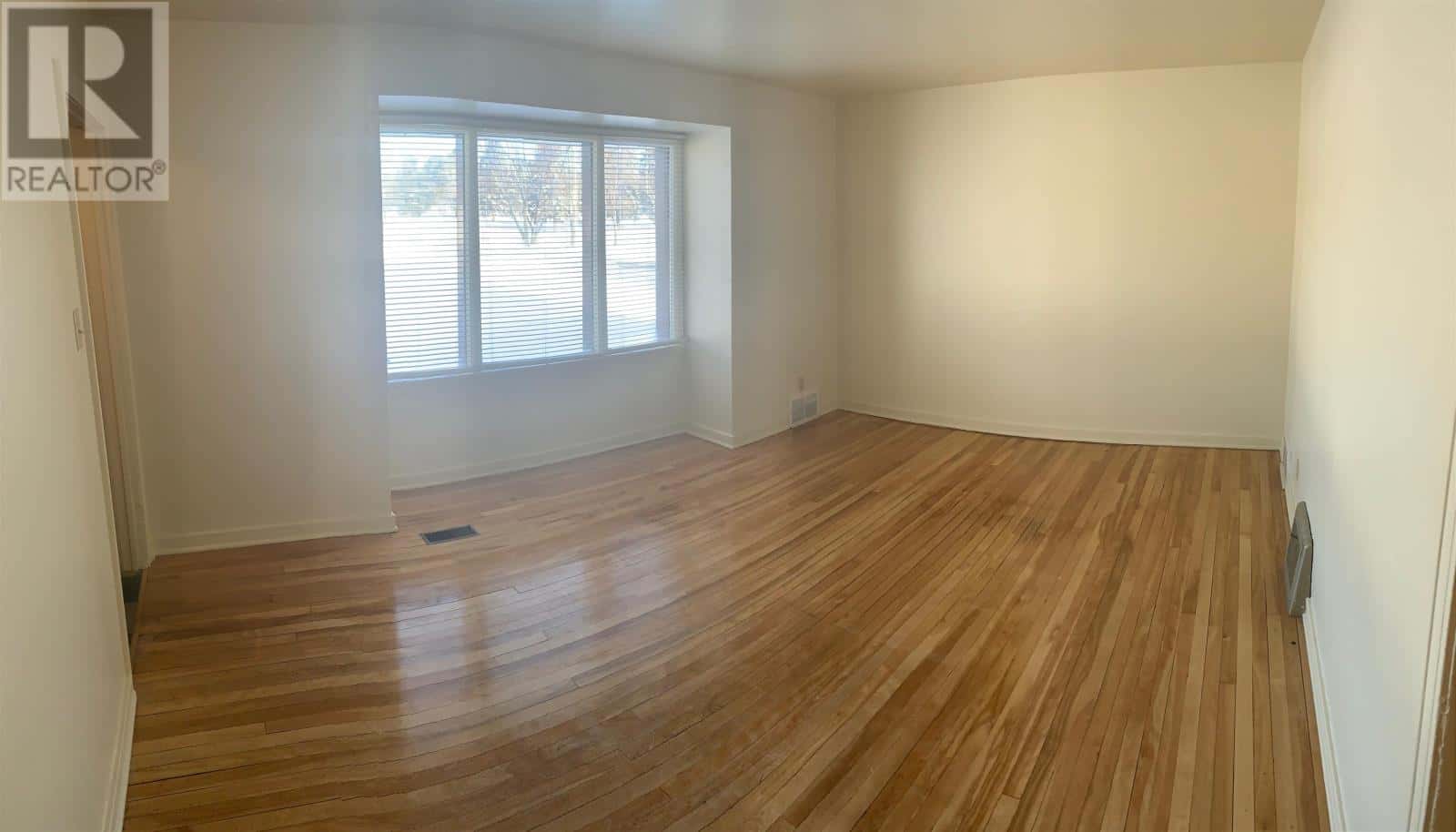 235 Strathcona AVE — Thunder Bay, Ontario - Photo 4 of 15