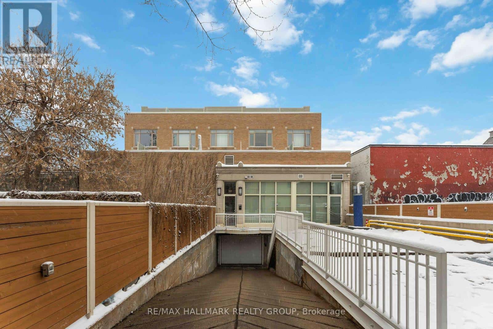 15 - 202 ST. PATRICK STREET — Ottawa, Ontario - Photo 2 of 18