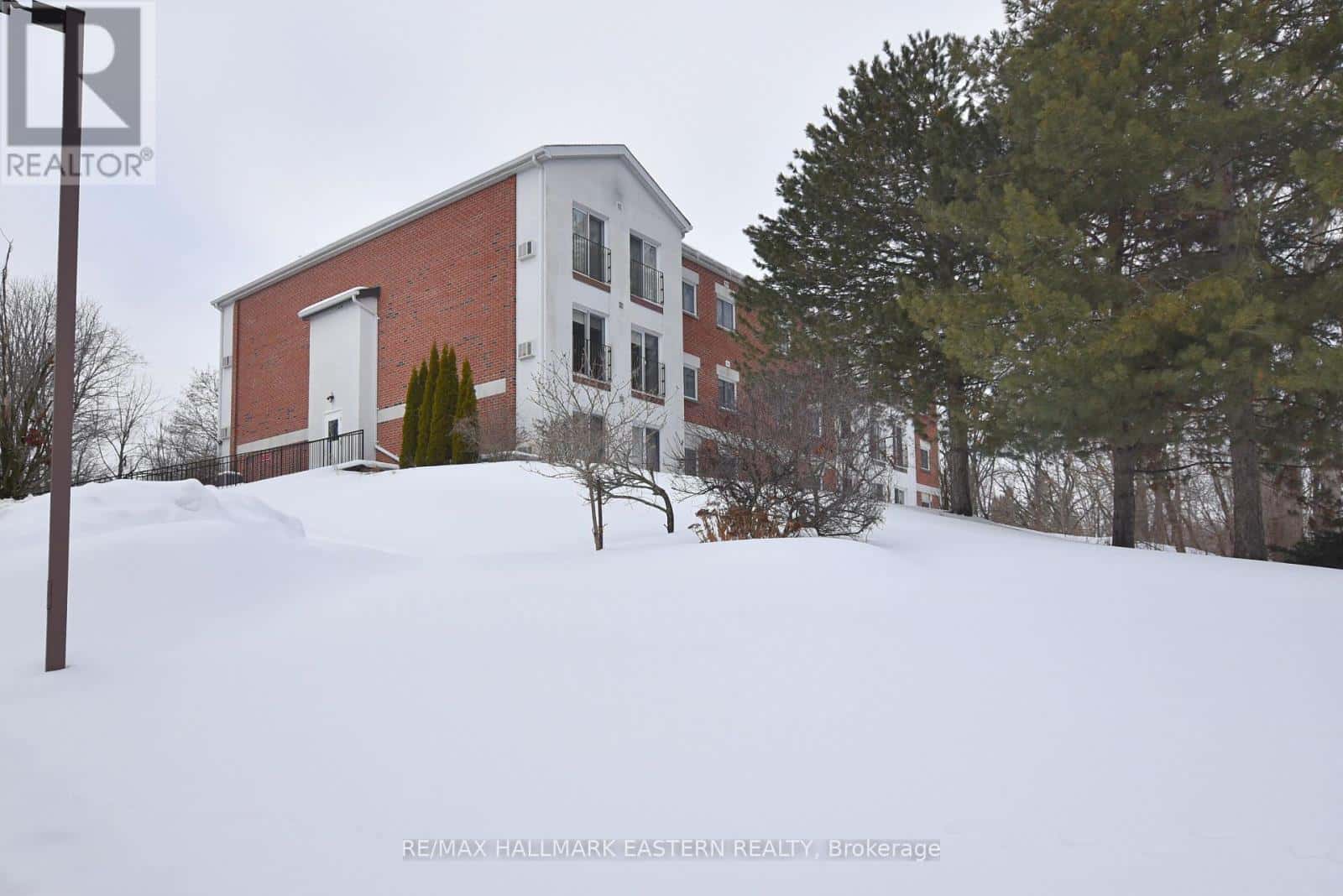 208 - 1111 WATER STREET — Peterborough (Northcrest Ward 5), Ontario - Photo 2 of 34